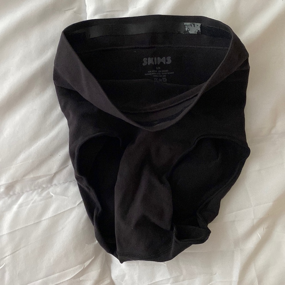 Skims mid waist brief!